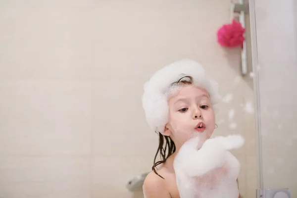 Little Girl Playing Soap Foam Bath Coronavirus Stay Home Pandemic — Stock Photo, Image