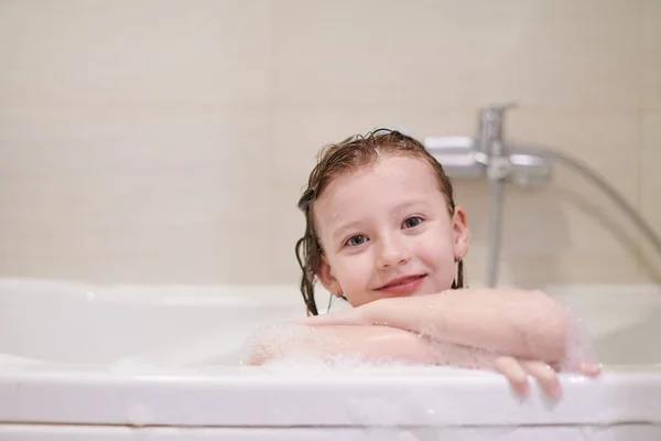 Kleines Mädchen Spielt Mit Seifenschaum Der Badewanne Während Coronavirus Hause — Stockfoto