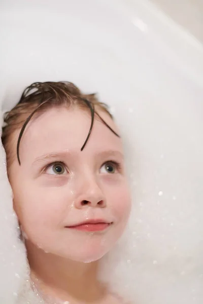 코로나 바이러스가 유행하는 목욕중 거품을 가지고 소녀는 집에서 전염병 검역을 — 스톡 사진