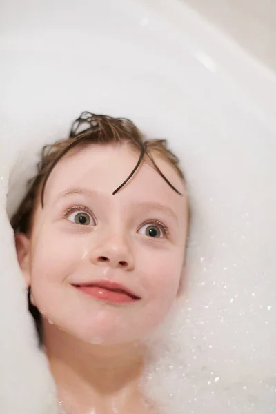 Маленькая Девочка Играет Мыльной Пеной Ванной Время Коронавируса Остаться Дома — стоковое фото