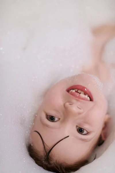 Petite Fille Jouer Avec Mousse Savon Dans Bain Pendant Coronavirus — Photo