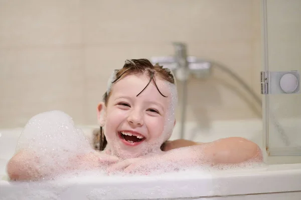 Kleines Mädchen Spielt Mit Seifenschaum Der Badewanne Während Coronavirus Hause — Stockfoto