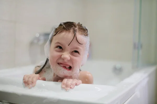 Bambina Che Gioca Con Schiuma Sapone Bagno Durante Coronavirus Stare — Foto Stock