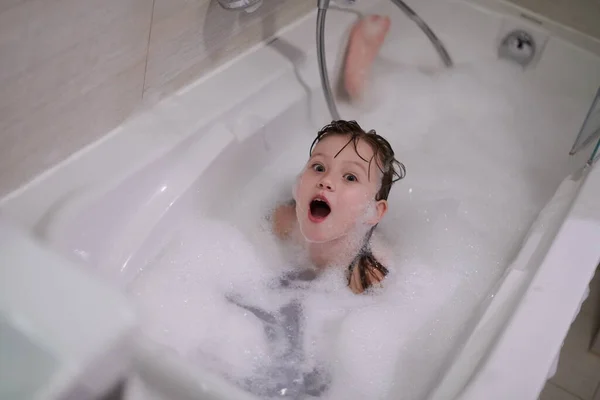 Kleines Mädchen Spielt Mit Seifenschaum Der Badewanne Während Coronavirus Hause — Stockfoto