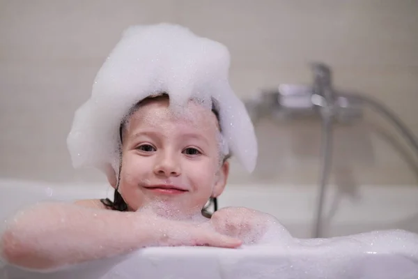 Petite Fille Jouer Avec Mousse Savon Dans Bain Pendant Coronavirus — Photo