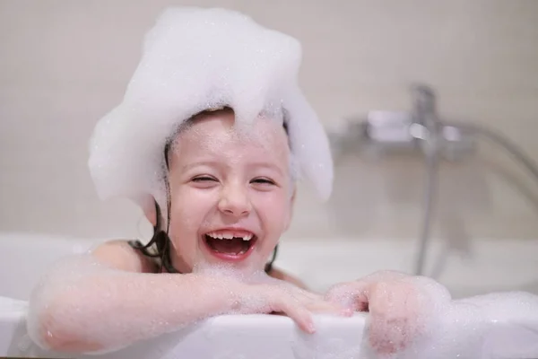 Menina Brincando Com Espuma Sabão Banho Durante Coronavírus Ficar Casa — Fotografia de Stock