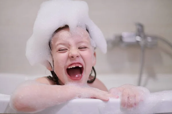 小女孩在洗澡时玩肥皂泡 在家里进行大流行病检疫 — 图库照片