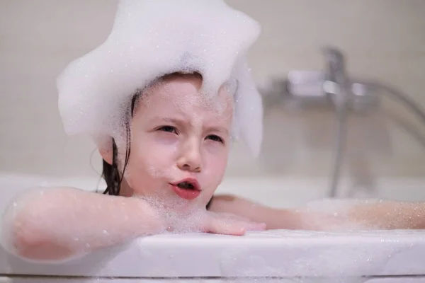 Kleines Mädchen Spielt Mit Seifenschaum Der Badewanne Während Coronavirus Hause — Stockfoto