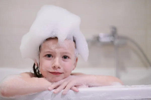 Petite Fille Jouer Avec Mousse Savon Dans Bain Pendant Coronavirus — Photo