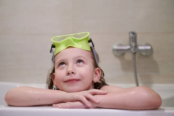 Menina Com Óculos Snorkel Banheira Enquanto Toma Banho Banheira Conceito — Fotografia de Stock