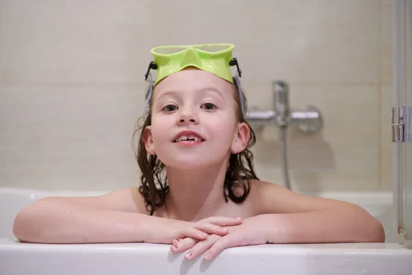 Mała Dziewczynka Okularami Nurkowania Wannie Podczas Kąpieli Wannie Koncepcja Higieny — Zdjęcie stockowe