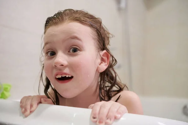 소녀는 욕조에서 목욕을 욕조에서 고글을 아이들의 코로나 바이러스에 방학은 집에서 — 스톡 사진