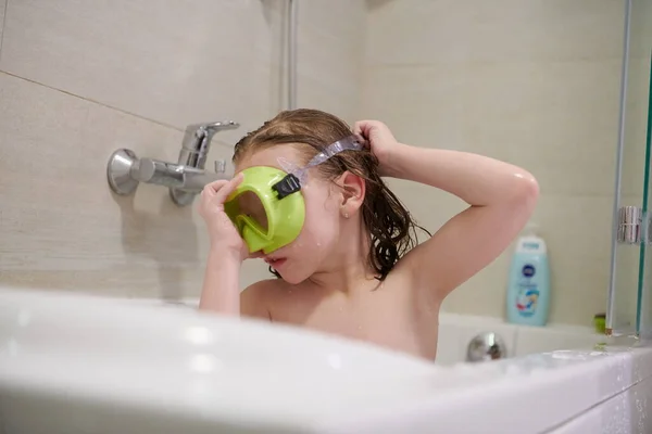 소녀는 욕조에서 목욕을 욕조에서 고글을 아이들의 코로나 바이러스에 방학은 집에서 — 스톡 사진