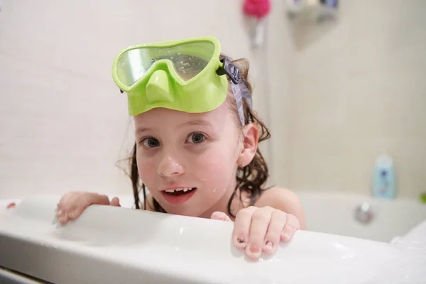 Menina Com Óculos Snorkel Banheira Enquanto Toma Banho Banheira Conceito — Fotografia de Stock