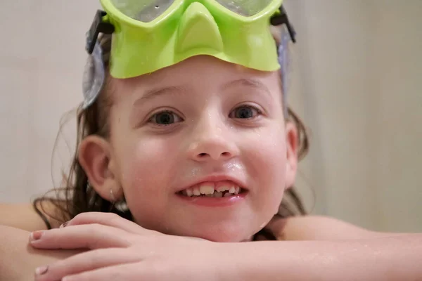 Mała Dziewczynka Okularami Nurkowania Wannie Podczas Kąpieli Wannie Koncepcja Higieny — Zdjęcie stockowe