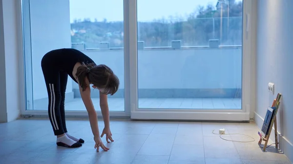 Niña Tienen Entrenamiento Línea Mientras Mira Tableta Hacer Ejercicio Fitness — Foto de Stock