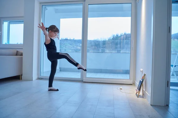 Niña Tienen Entrenamiento Línea Mientras Mira Tableta Hacer Ejercicio Fitness — Foto de Stock