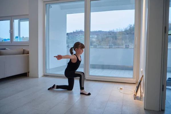 Menina Tem Treinamento Line Enquanto Assiste Tablet Fazendo Fitness Moderno — Fotografia de Stock