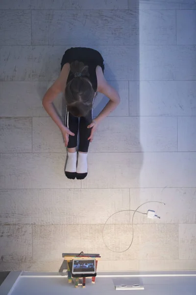 Küçük Kız Evde Tablet Izlerken Spor Yaparken Modern Bale Egzersizi — Stok fotoğraf