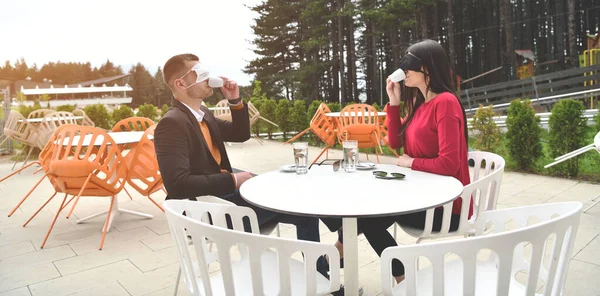 Pareja Con Máscara Médica Protectora Tomando Café Restaurante Nuevo Concepto — Foto de Stock