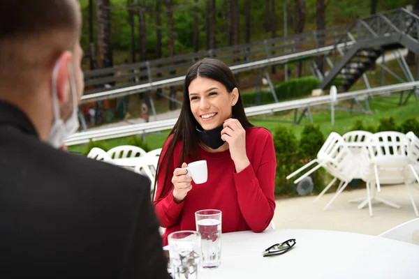 Paar Mit Medizinischer Schutzmaske Bei Kaffeepause Restaurant Neues Normales Coronavirus — Stockfoto