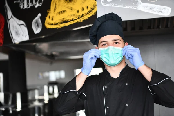 Şef Aşçı Corona Virüsü Hastalığından Korunmak Için Yüz Koruyucu Maske — Stok fotoğraf