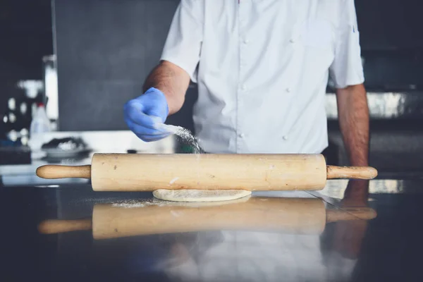 Sapiente Chef Che Prepara Tradizionale Pizza Italiana All Interno Della — Foto Stock