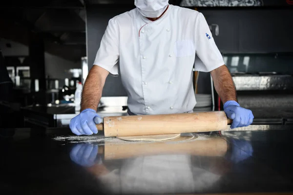 Chef Experiente Preparando Pizza Italiana Tradicional Interior Cozinha Moderna Restaurante — Fotografia de Stock