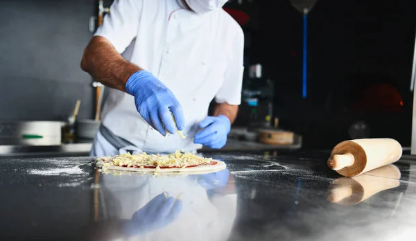 Wykwalifikowany Kucharz Przygotowujący Tradycyjną Włoską Pizzę Wnętrzu Nowoczesnej Kuchni Restauracyjnej — Zdjęcie stockowe