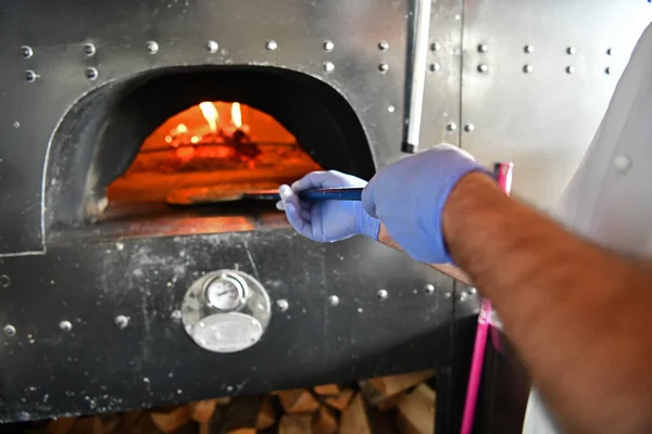 Képzett Szakács Hagyományos Olasz Pizzát Készít Modern Éttermi Konyha Belsejében — Stock Fotó