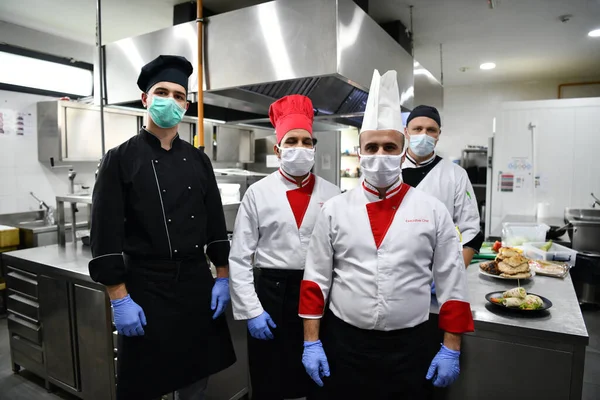 Equipe Corrida Mista Retrato Chefs Grupo Juntos Cozinha Restaurante Vestindo — Fotografia de Stock