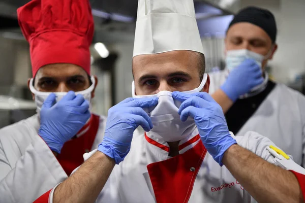 Mieszany Zespół Wyścigowy Portret Kucharzy Grupowych Stojących Razem Kuchni Restauracji — Zdjęcie stockowe