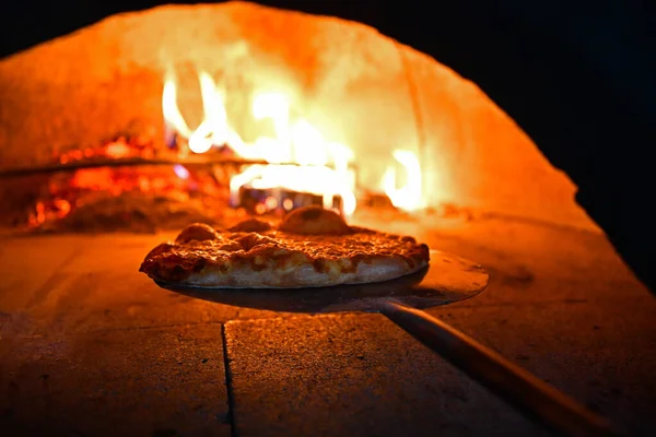 Rustik Pizza Fırının Sıcak Olduğu Yerden Kalkıyor Aşçı Onları Çıkarmak — Stok fotoğraf