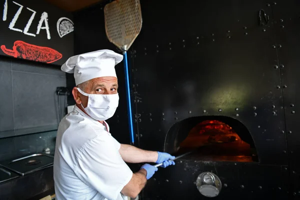 Modern Restoran Mutfağında Özel Ahşap Fırınıyla Geleneksel Talyan Pizzası Hazırlayan — Stok fotoğraf