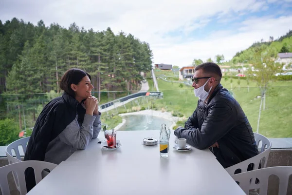 Pár Restauraci Nošení Lékařských Ochranných Obličejových Masek Koronavirová Ochrana Sociální — Stock fotografie