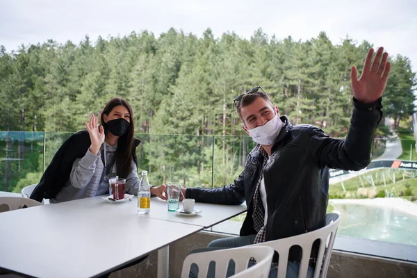 Casal Restaurante Vestindo Máscaras Protetoras Médicas Coronavírus Proteção Social Distanciamento — Fotografia de Stock