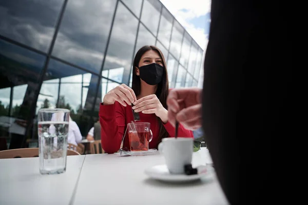 Coronavirus Ausbruch Gruppe Von Gelegenheitsunternehmern Outdoor Restaurant Mit Medizinischer Schutzmaske — Stockfoto