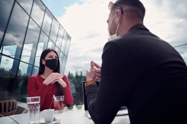 Coronavirus Ausbruch Gruppe Von Gelegenheitsunternehmern Outdoor Restaurant Mit Medizinischer Schutzmaske — Stockfoto