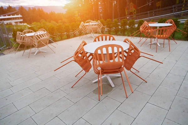 Mesas Restaurante Cadeiras Livre Sentadas Restaurante Moderno Dia Ensolarado Primavera — Fotografia de Stock