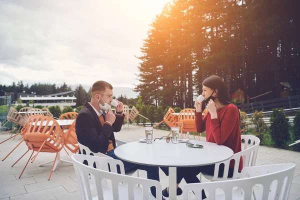 Paar Mit Medizinischer Schutzmaske Bei Kaffeepause Restaurant Neues Normales Coronavirus — Stockfoto