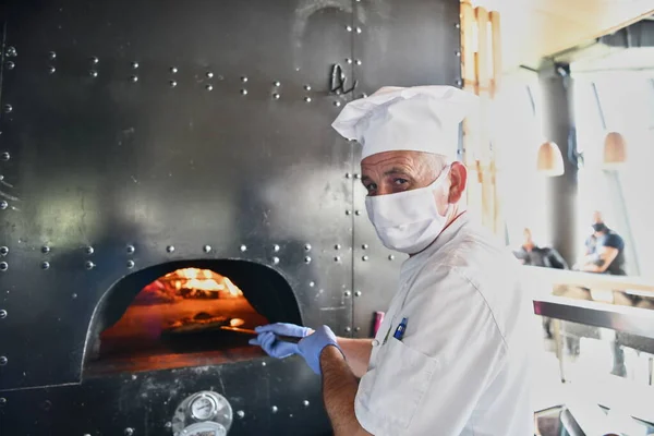 Modern Restoran Mutfağında Özel Ahşap Fırınıyla Geleneksel Talyan Pizzası Hazırlayan — Stok fotoğraf