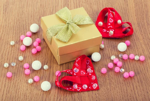 Gift box with hearts and beads — Stock Photo, Image