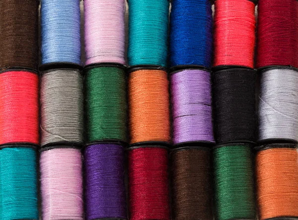 Фон нитей разных цветов — стоковое фото