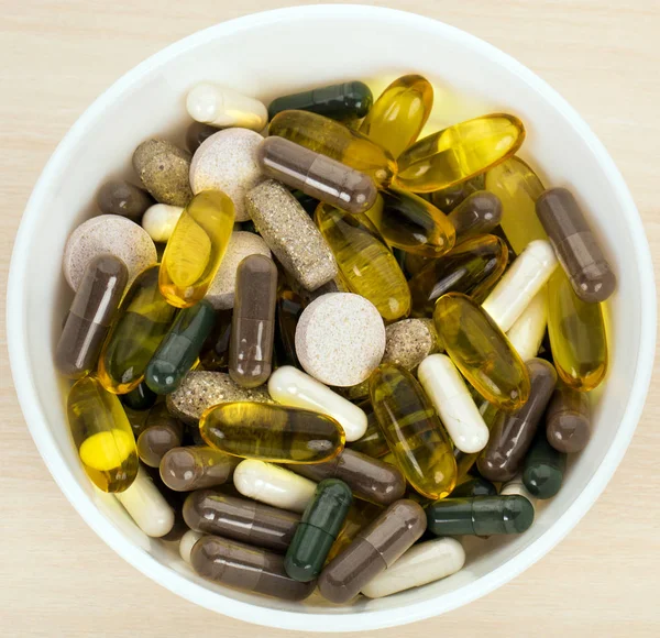 Kosttillskott kapslar och tabletter i skål — Stockfoto