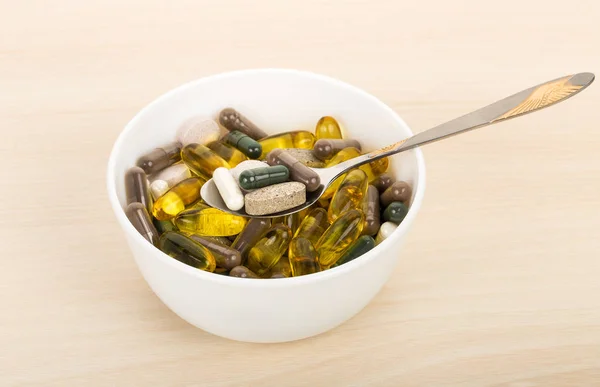 Étrend-kiegészítő kapszula és tabletta-tál, kanál — Stock Fotó