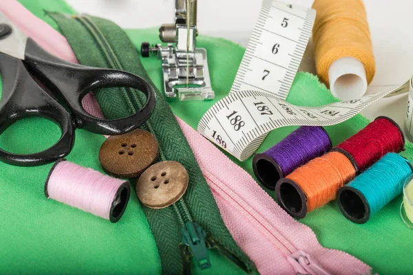 Швейные принадлежности и швейная машина — стоковое фото