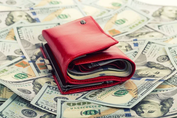 Carteira vermelha com dinheiro — Fotografia de Stock