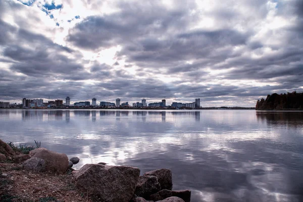 Reflekterande staden landskap — Stockfoto