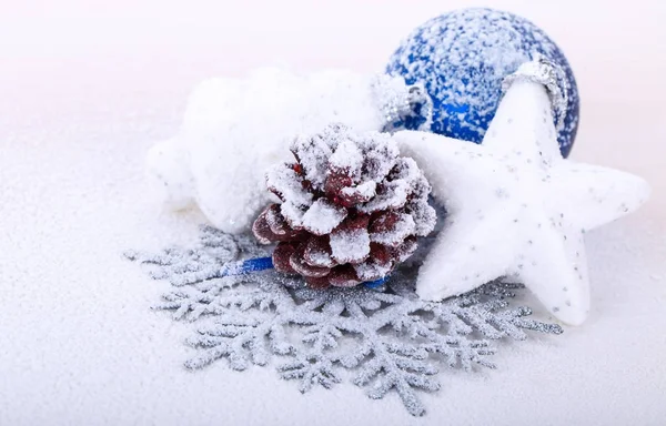 Decoraciones navideñas en nieve — Foto de Stock