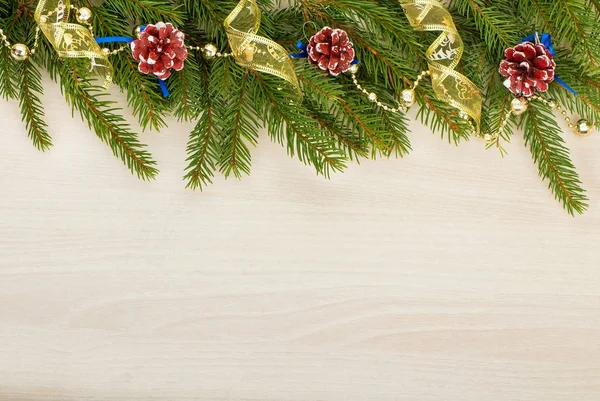 クリスマスの背景にモミの木の枝、コーン、リボン — ストック写真